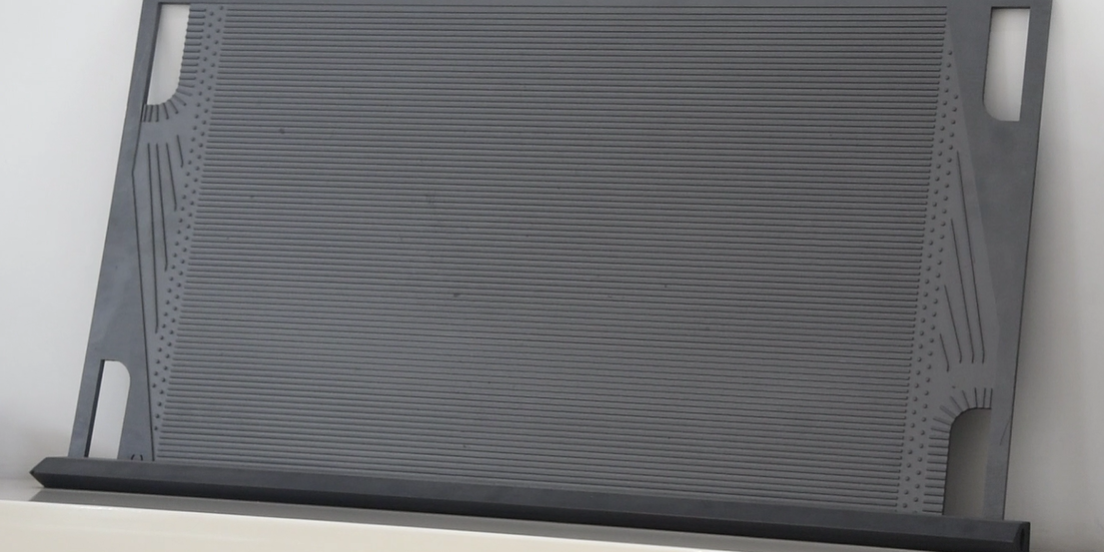 燃料电池电堆用石墨双极板:性能优势、技术挑战与产业突围路径 燃料电池电堆用石墨双极板:性能优势、技术挑战与产业突围路径